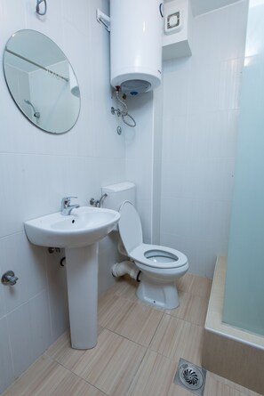 Apartment, 1 Bedroom, Sea View, Sea Facing | Bathroom | Shower, free toiletries, hair dryer, towels - MTV Apartments Petrovac (Petrovac)