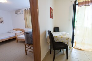 Appartement, 1 chambre, terrasse, côté jardin | Repas dans la chambre