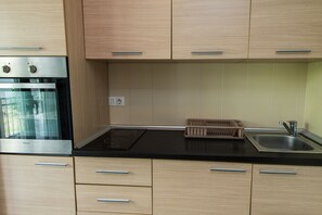 Appartement, 1 chambre, terrasse, côté jardin | Cuisine privée | Réfrigérateur, surface de cuisson, bouilloire électrique