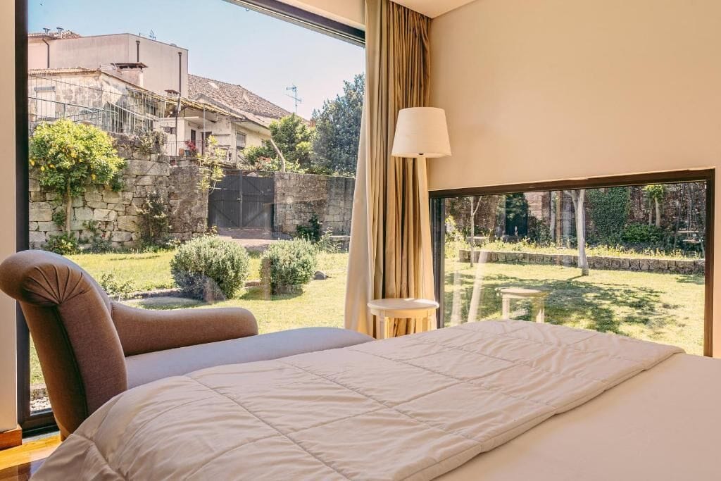 Dobbeltværelse - udsigt til have | Skrivebord, lydisolering, ekstra senge (tillægsgebyr), sengetøj