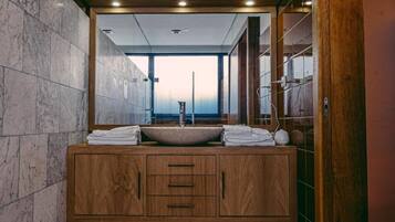 Tweepersoonskamer, uitzicht op tuin | Badkamer | Een douche, gratis toiletartikelen, een haardroger, badjassen