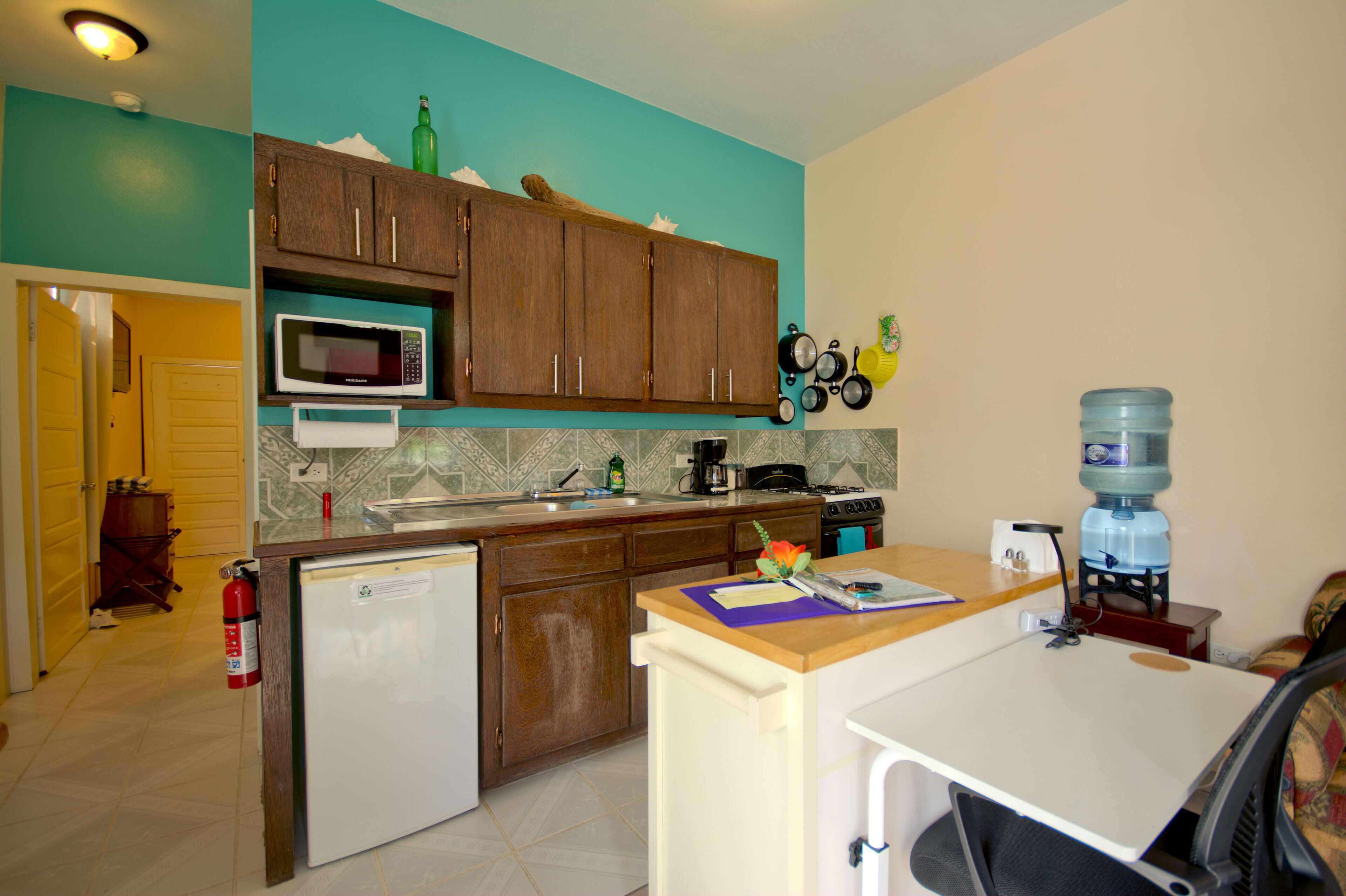 deluxe apartment, 1 king bed, non smoking, kitchen | private kitchen | fridge, microwave, oven, stovetop