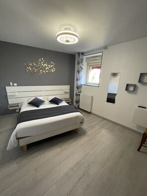 Double Room | Soundproofing, free cribs/infant beds, free WiFi, bed sheets - Hôtel Macarena (Pouillenay)