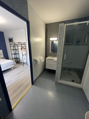 Bathroom - Hôtel Macarena (Pouillenay)