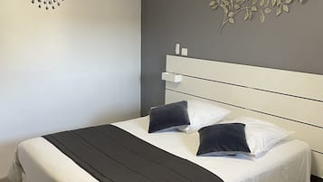 Quarto casal | Quartos à prova de som, berços grátis, Wi-Fi de cortesia, roupa de cama