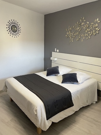 Habitación doble | Sistema de insonorización, cunas gratuitas, wifi gratis y ropa de cama. Hôtel Macarena