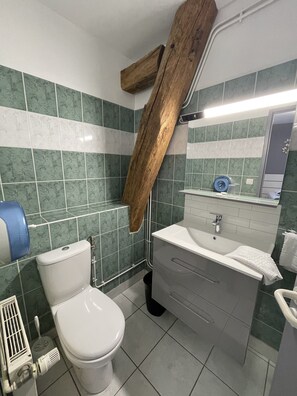 Kamar Double | Kamar mandi | Shower, perlengkapan mandi gratis,  dan handuk