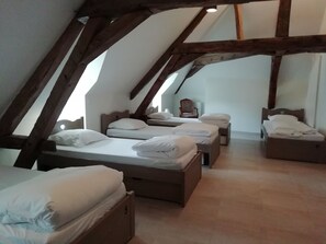 Classic Shared Dormitory (9 lits) | In-room safe, free WiFi, bed sheets - L'auberge de Treigny - Hostel (Treigny-Perreuse-Sainte-Colombe)