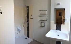 Shower, towels - L'auberge de Treigny - Hostel (Treigny-Perreuse-Sainte-Colombe)