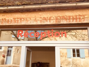 Reception - L'auberge de Treigny - Hostel (Treigny-Perreuse-Sainte-Colombe)