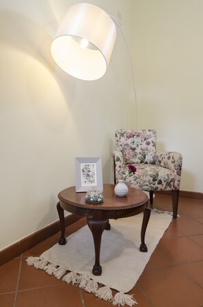Family Suite, Private Bathroom, Courtyard View | Living area - B&B Al giardino del vicolo (Ravenna)