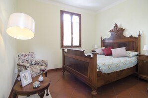 Bureau, fer et planche à repasser, lits bébé (en supplément)