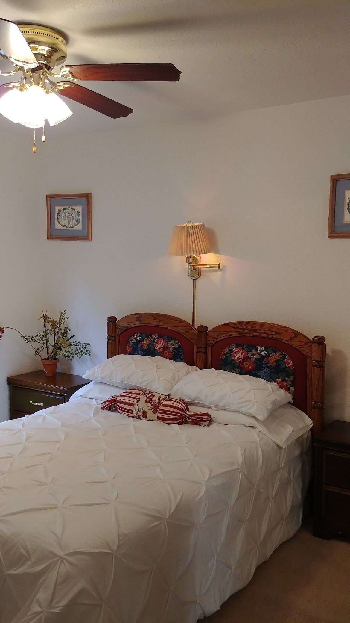 1 Schlafzimmer, hochwertige Bettwaren, Schreibtisch