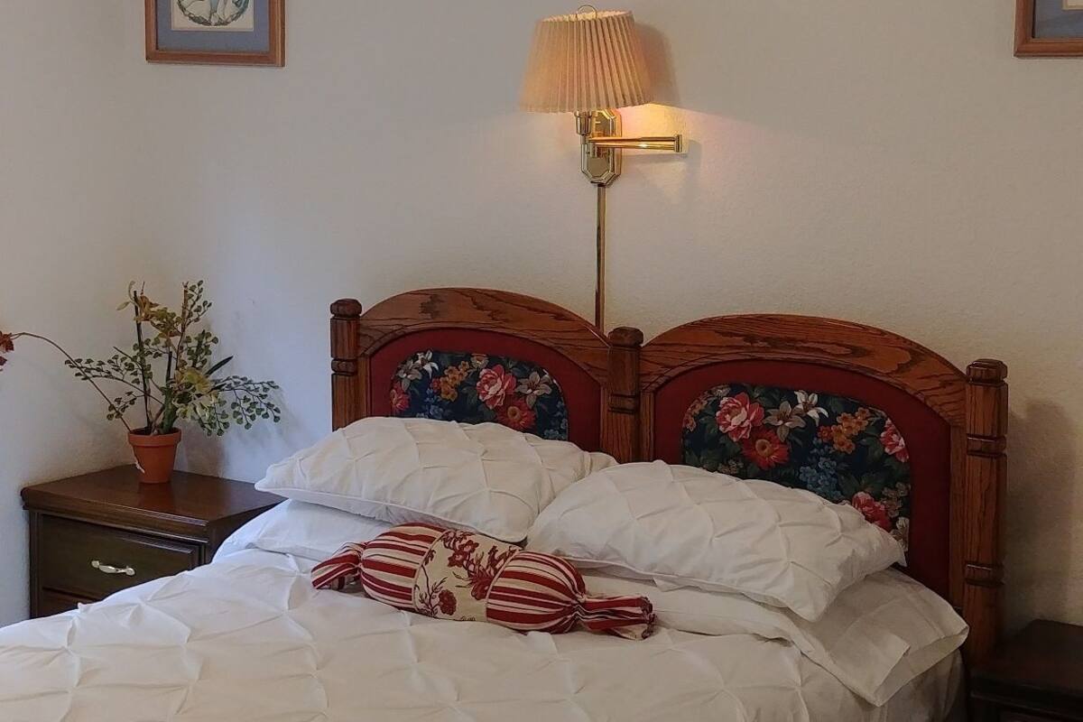 1 Schlafzimmer, hochwertige Bettwaren, Schreibtisch