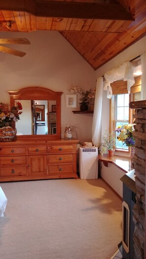 Luxury-Suite, 1 Queen-Bett, Kamin, Bergblick | 1 Schlafzimmer, hochwertige Bettwaren, Schreibtisch