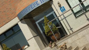 A building with a sign reading "TO PEPE II" and a blue handicap accessibility symbol. - Hostal Tio Pepe II (Bembibre)