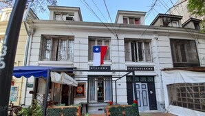 A building with a storefront named "Atacama" and "Backpackers." - Atacama Backpackers (Santiago)