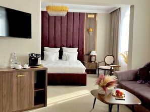 Business Suite, 1 King Bed with Sofa bed, Ensuite | Living area