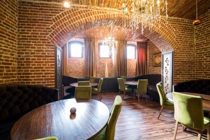 Breakfast, lunch, dinner served; local and international cuisine  - Hotel Boutique 5 Continents (Craiova)