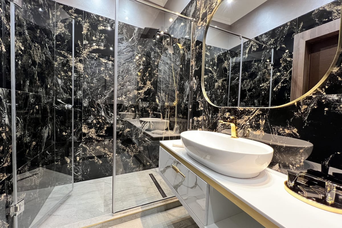 business suite, 1 king bed with sofa bed, ensuite | bathroom | shower, rainfall showerhead, free toiletries, hair dryer