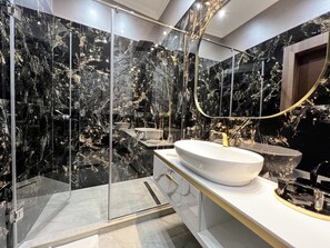 Business Suite, 1 King Bed with Sofa bed, Ensuite | Bathroom | Shower, rainfall showerhead, free toiletries, hair dryer - Hotel Boutique 5 Continents (Craiova)