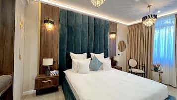 Business Suite, 1 King Bed with Sofa bed, Ensuite | Egyptian cotton sheets, premium bedding, down comforters, pillowtop beds