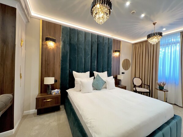 Business Suite, 1 King Bed with Sofa bed, Ensuite | Egyptian cotton sheets, premium bedding, down duvets, pillow-top beds