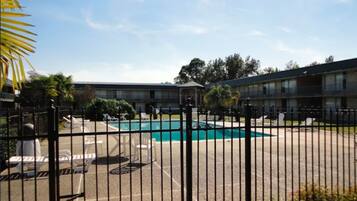 Kolam renang indoor dan kolam renang outdoor