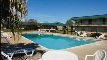 Alberca techada y alberca al aire libre