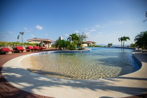 Outdoor pool, sun loungers - Vida Mountain Resort & Spa - Adults Only (Piedades Sur)