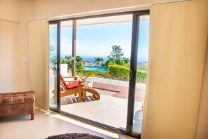 Pool Front with Ocean View | Hiên