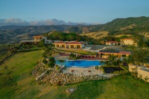 Una piscina al aire libre, tumbonas