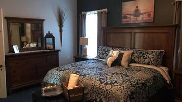 Business-Suite, 1 King-Bett, Kamin, zum Innenhof hin | Bettwäsche aus ägyptischer Baumwolle, hochwertige Bettwaren