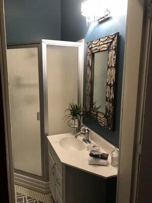 Svit Business - 1 kingsize-säng - eldstad - innergård | Badrum | Lyxtoalettartiklar, hårtork, badrock och handdukar