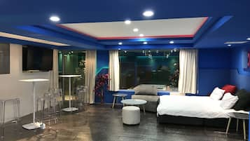 Basement Apartment | เตารีด/โต๊ะรีดผ้า, Wi-Fi ฟรี, ผ้าปูที่นอน