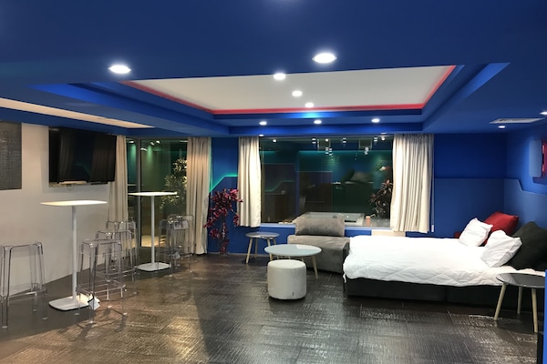 1 habitación, tabla de planchar con plancha, wifi gratis y ropa de cama