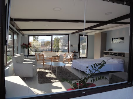 Superior Penthouse Apartment | 1 bedroom, iron/ironing board, free WiFi, bed sheets