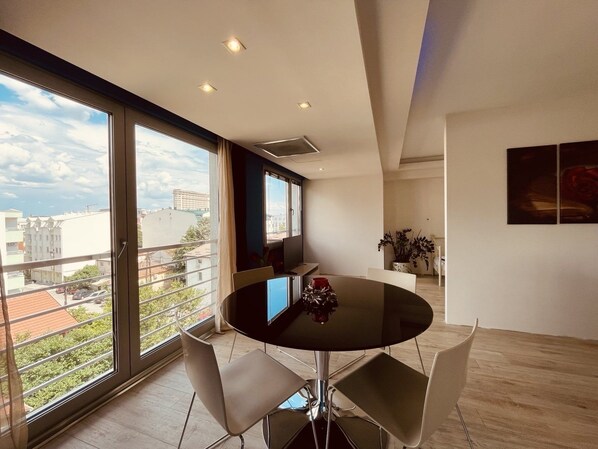 Exclusive Apartment, 2 Bedrooms, Balcony | Living area
