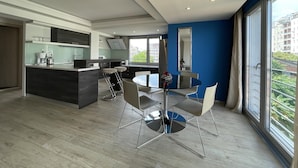 Une cuisine moderne dotée d’un îlot central, de tabourets de bar et d’une table à manger avec des chaises.