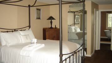 Kolmen hengen standard-huone, kylpyhuone makuuhuoneen yhteydessä (Asian Lily Suite)