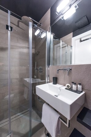 Superior Double or Twin Room | Bathroom | Shower, free toiletries, hair dryer, slippers - Charming Roma (Rome)