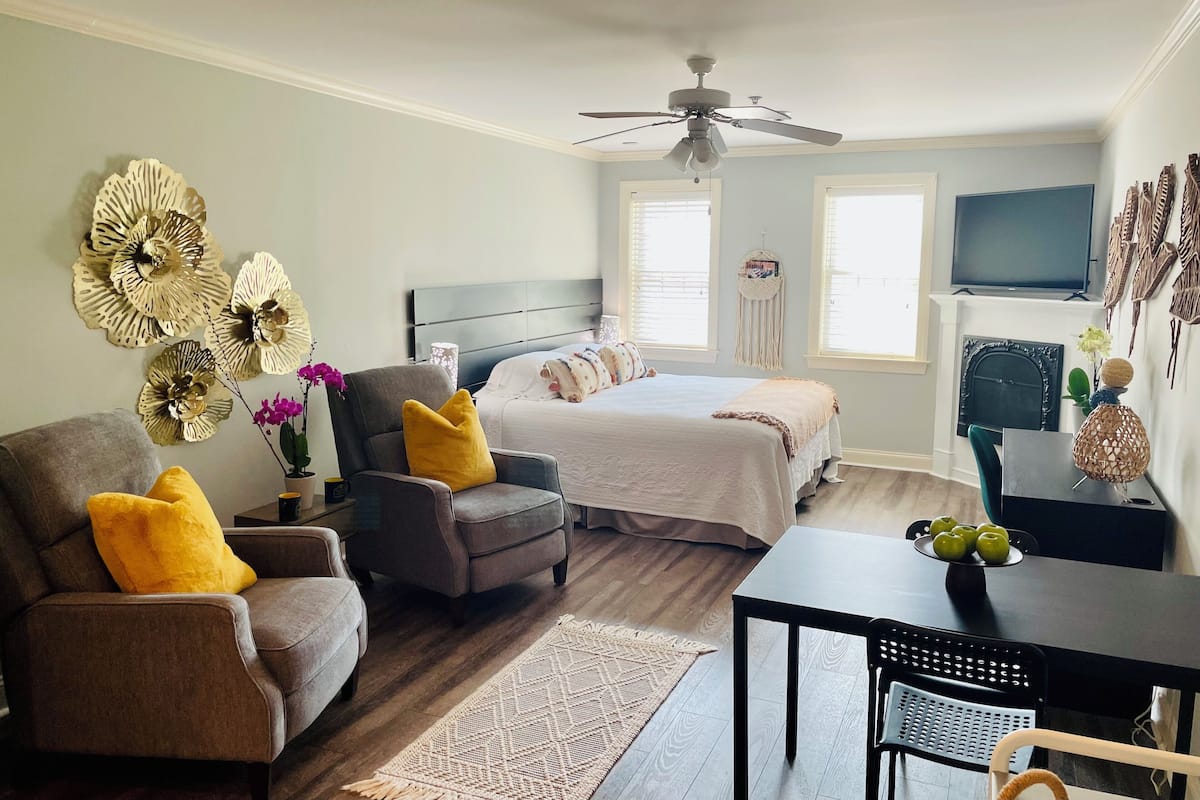 Habitación, baño privado (Doylestown Suite) | Ropa de cama de alta calidad y escritorio