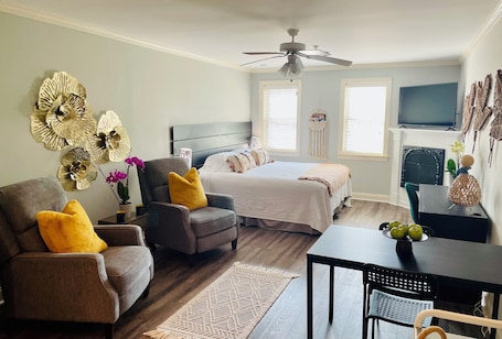 ๋ฃธ, ์ ์ฉ ์์ค (Doylestown Suite) | ๊ณ ๊ธ ์นจ๊ตฌ, ์ฑ
์, ๋ค๋ฆฌ๋ฏธ/๋ค๋ฆฌ๋ฏธํ, ๋ฌด๋ฃ WiFi