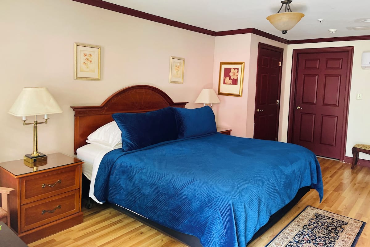 Habitación, baño privado (Garden Suite) | Ropa de cama de alta calidad y escritorio