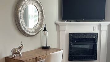 Room, Private Bathroom (Bucks County Suite) | Premium bedding, desk, iron/ironing board, free WiFi