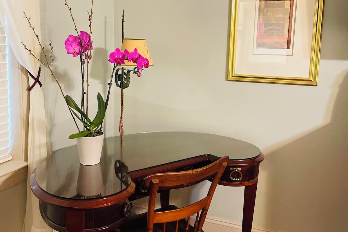 Habitación, baño privado (Patio Suite) | Ropa de cama de alta calidad y escritorio