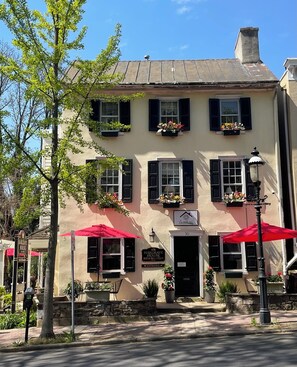 Front of property - Hargrave House B & B (Doylestown)