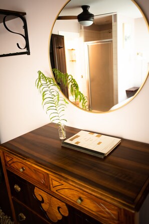 Chambre économique, salle de bain attenante (Keuka Room) | Accès au Wi-Fi (inclus), literie fournie