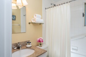Free toiletries, towels - Dockside Guest Quarters & Restaurant (York)