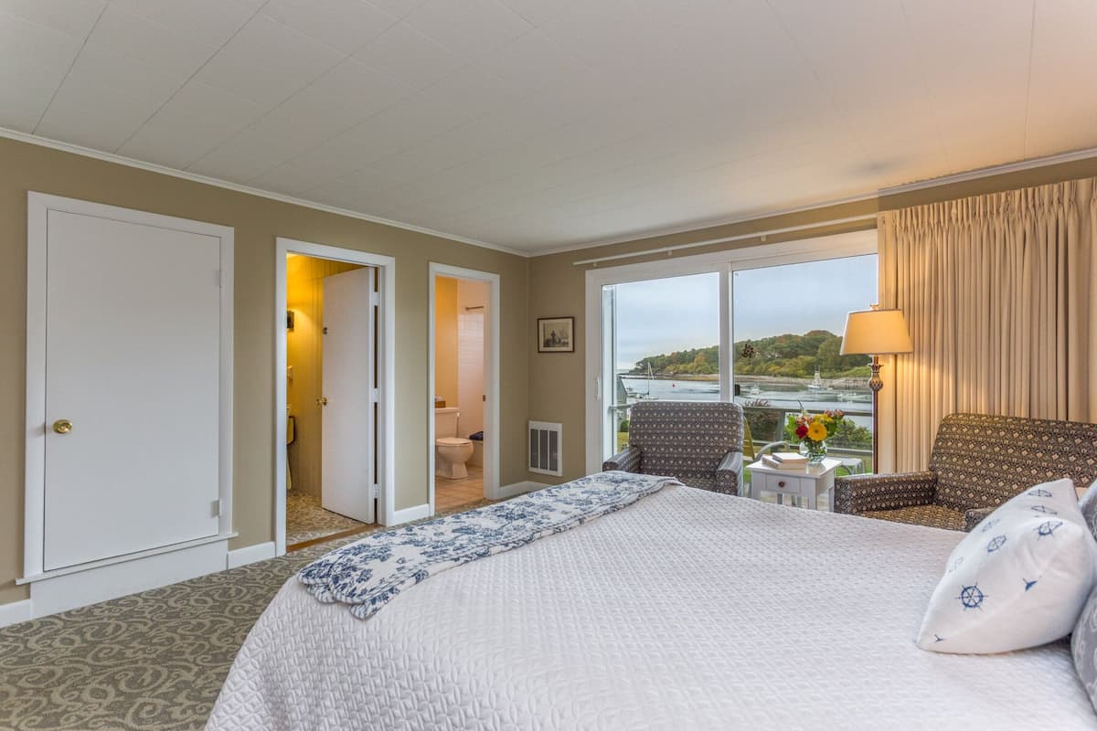 Room, Private Bathroom (Room 116) | In-room safe, blackout drapes, iron/ironing board, free WiFi